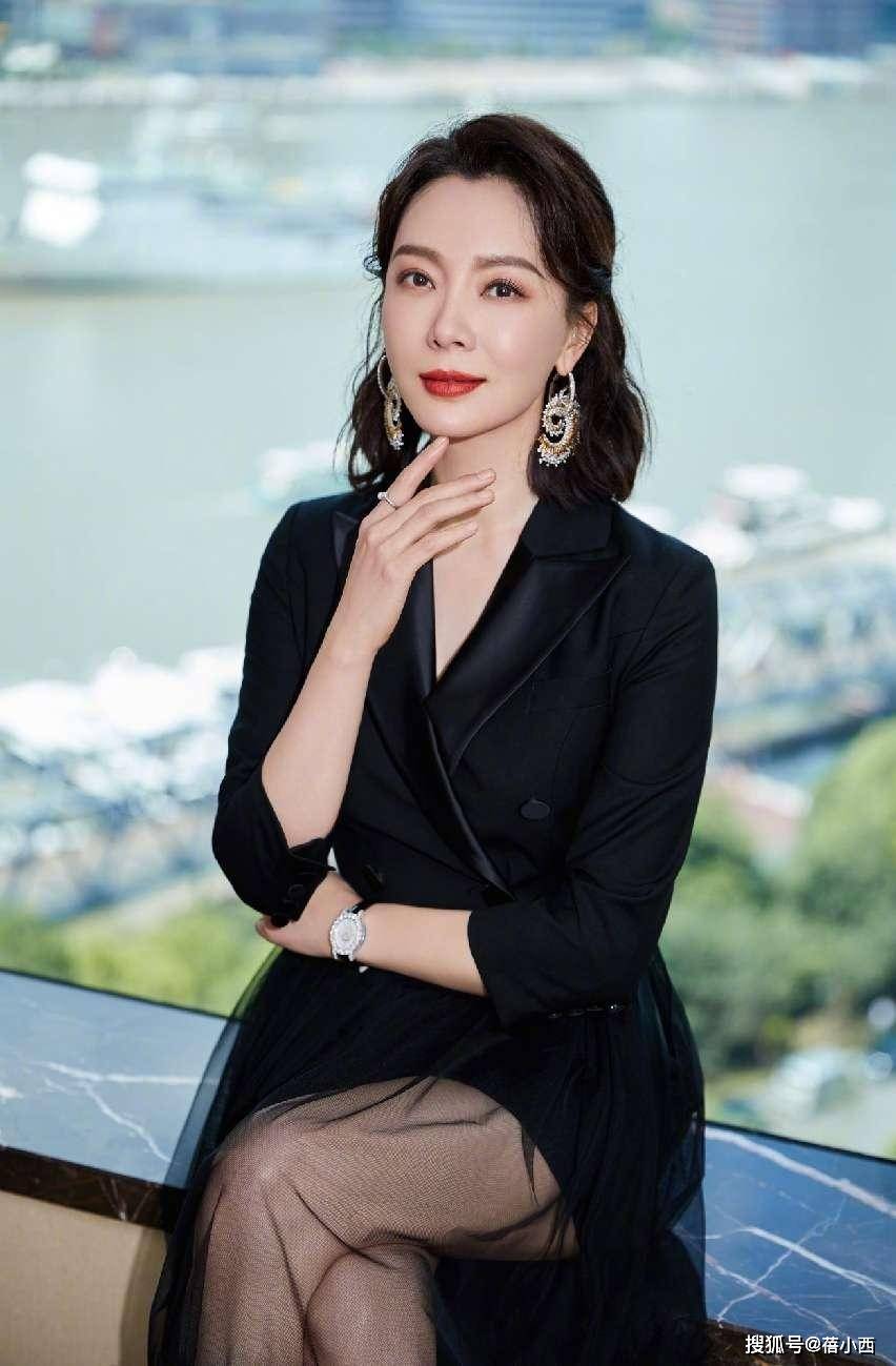 ！连老土俗气的女干部套装裙她穿都高级了开元棋牌app47岁的陈数也太美好了