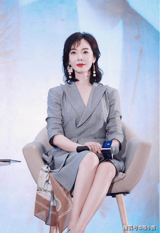 ！连老土俗气的女干部套装裙她穿都高级了开元棋牌app47岁的陈数也太美好了(图3)