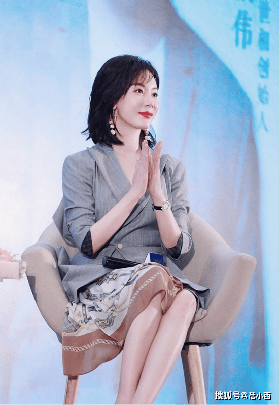 ！连老土俗气的女干部套装裙她穿都高级了开元棋牌app47岁的陈数也太美好了(图2)