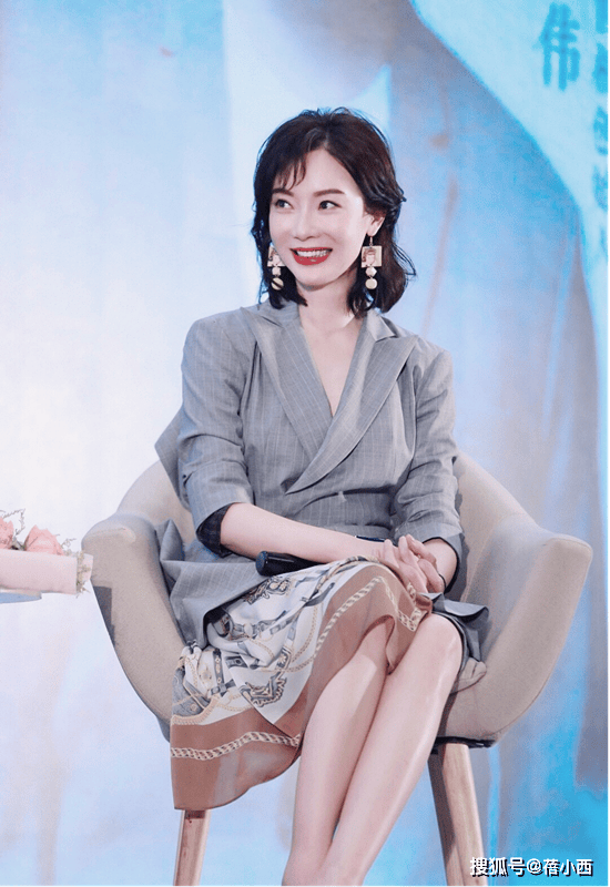 ！连老土俗气的女干部套装裙她穿都高级了开元棋牌app47岁的陈数也太美好了(图4)