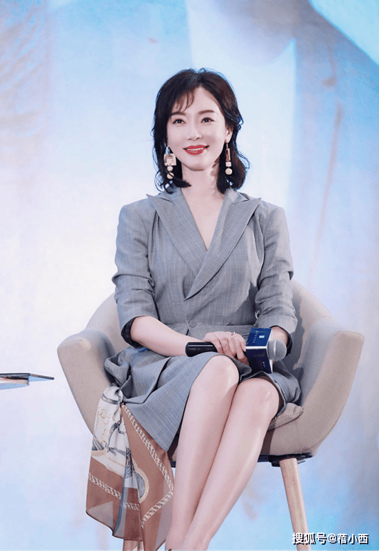 ！连老土俗气的女干部套装裙她穿都高级了开元棋牌app47岁的陈数也太美好了(图5)