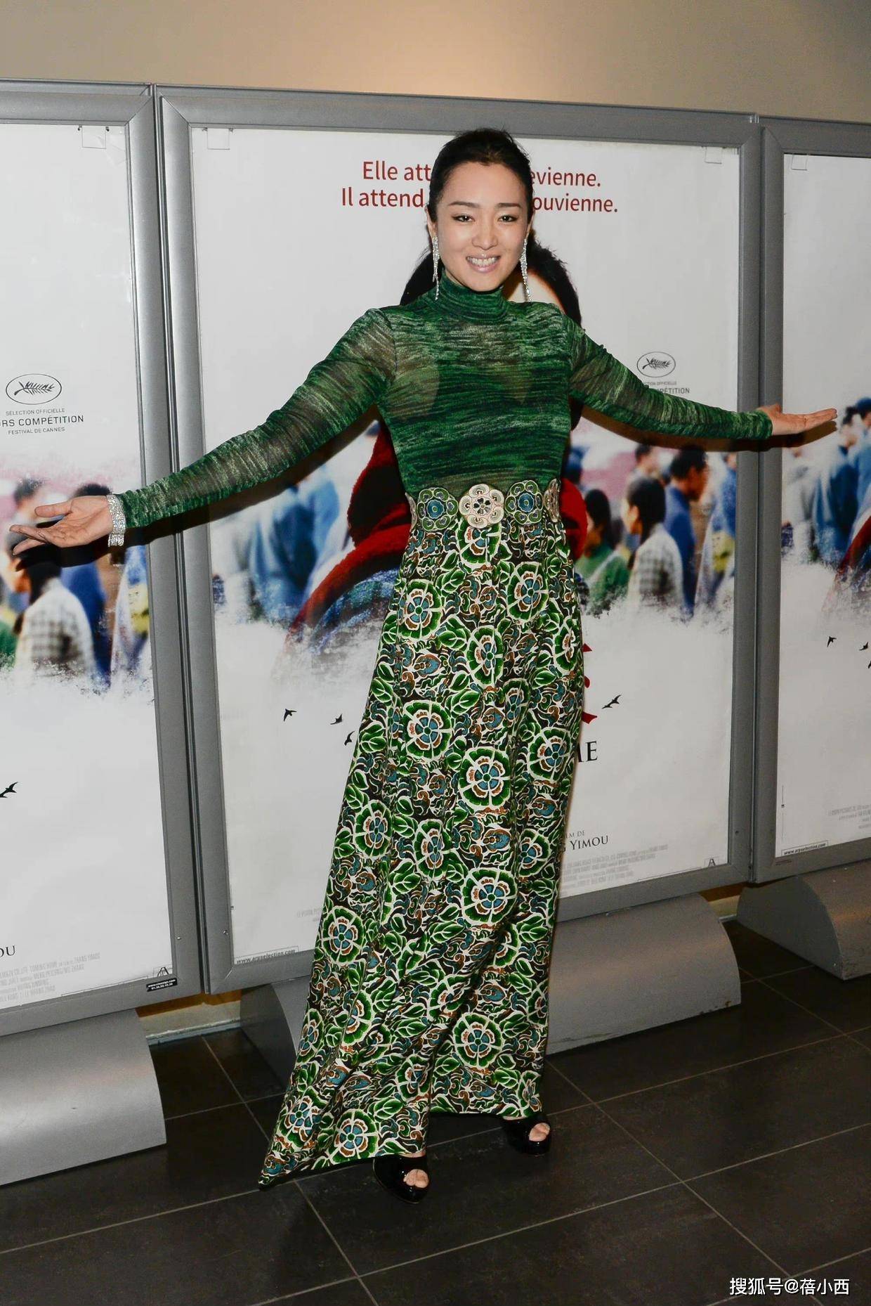 白色露背连衣裙亮相颇有贵夫人的气场开元k