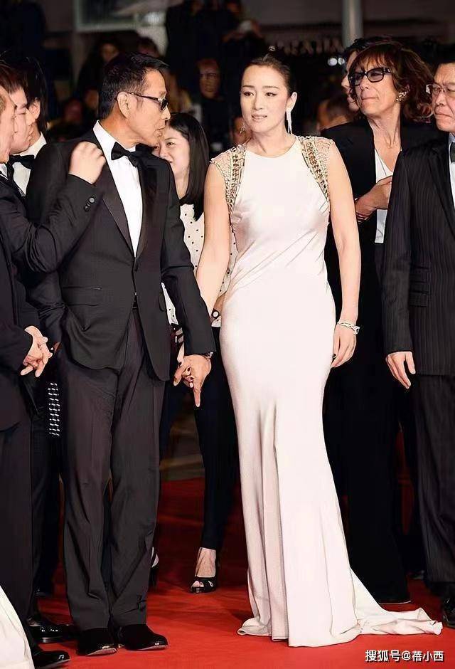 白色露背连衣裙亮相颇有贵夫人的气场开元ky棋牌“巩俐”终于低调一回穿(图3)