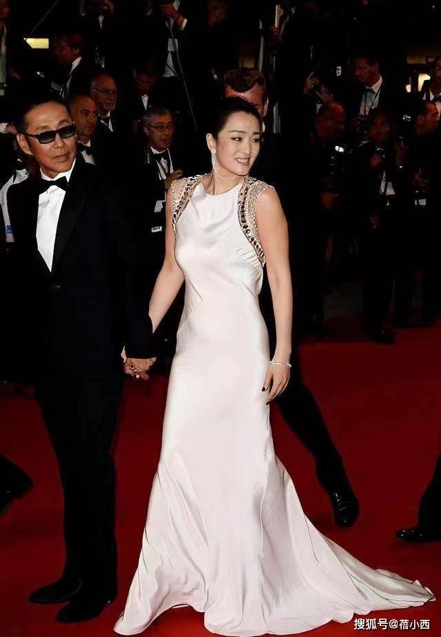 白色露背连衣裙亮相颇有贵夫人的气场开元ky棋牌“巩俐”终于低调一回穿(图4)