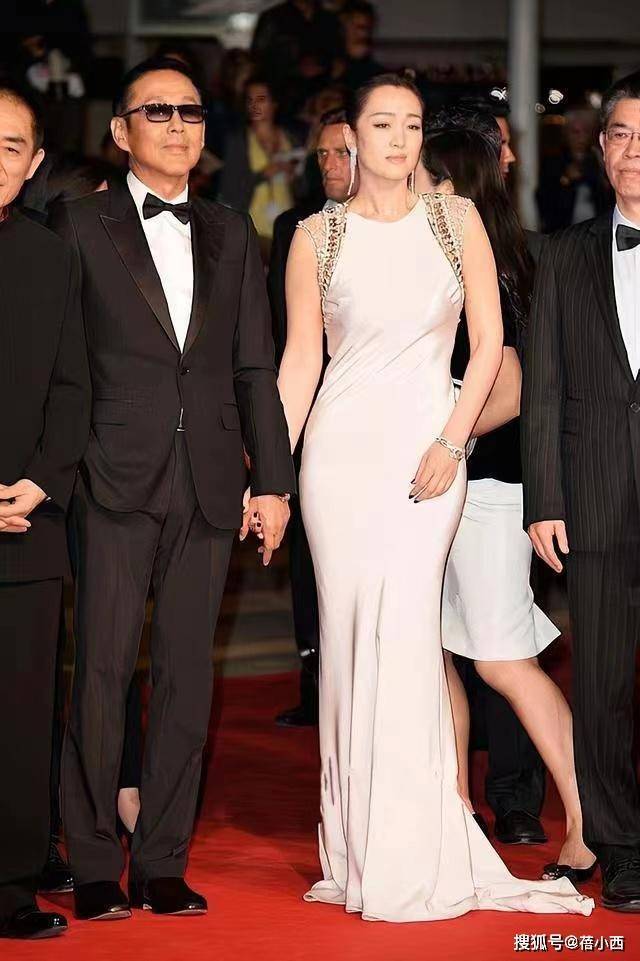 白色露背连衣裙亮相颇有贵夫人的气场开元ky棋牌“巩俐”终于低调一回穿(图6)