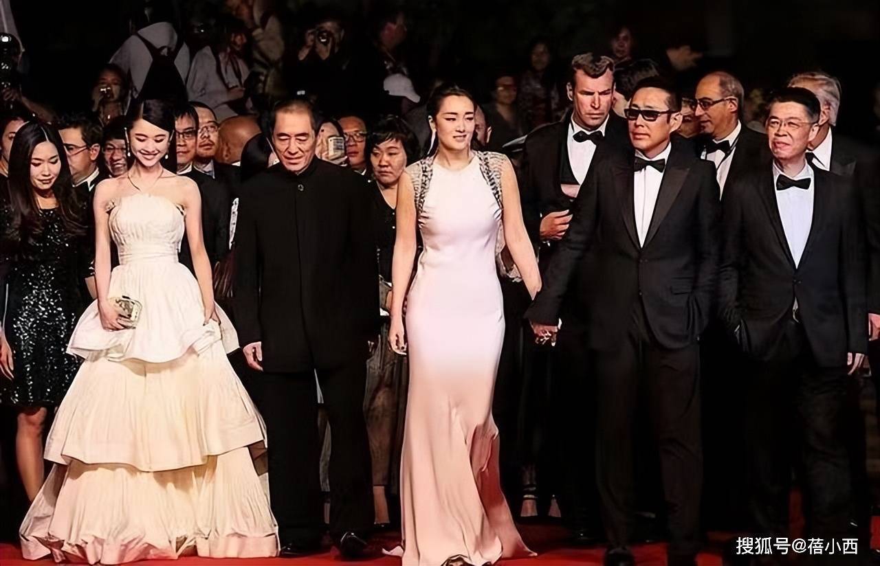 白色露背连衣裙亮相颇有贵夫人的气场开元ky棋牌“巩俐”终于低调一回穿(图5)