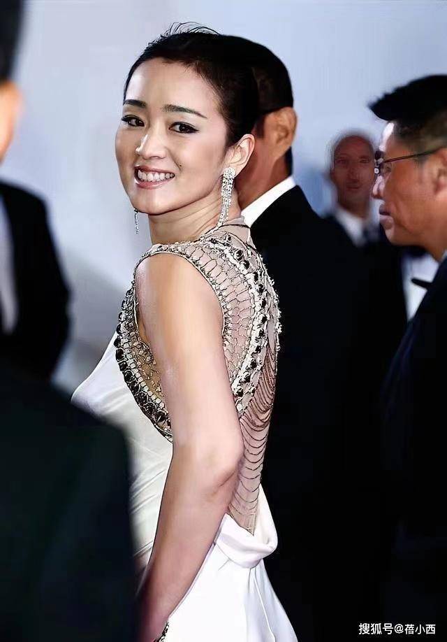 白色露背连衣裙亮相颇有贵夫人的气场开元ky棋牌“巩俐”终于低调一回穿(图7)