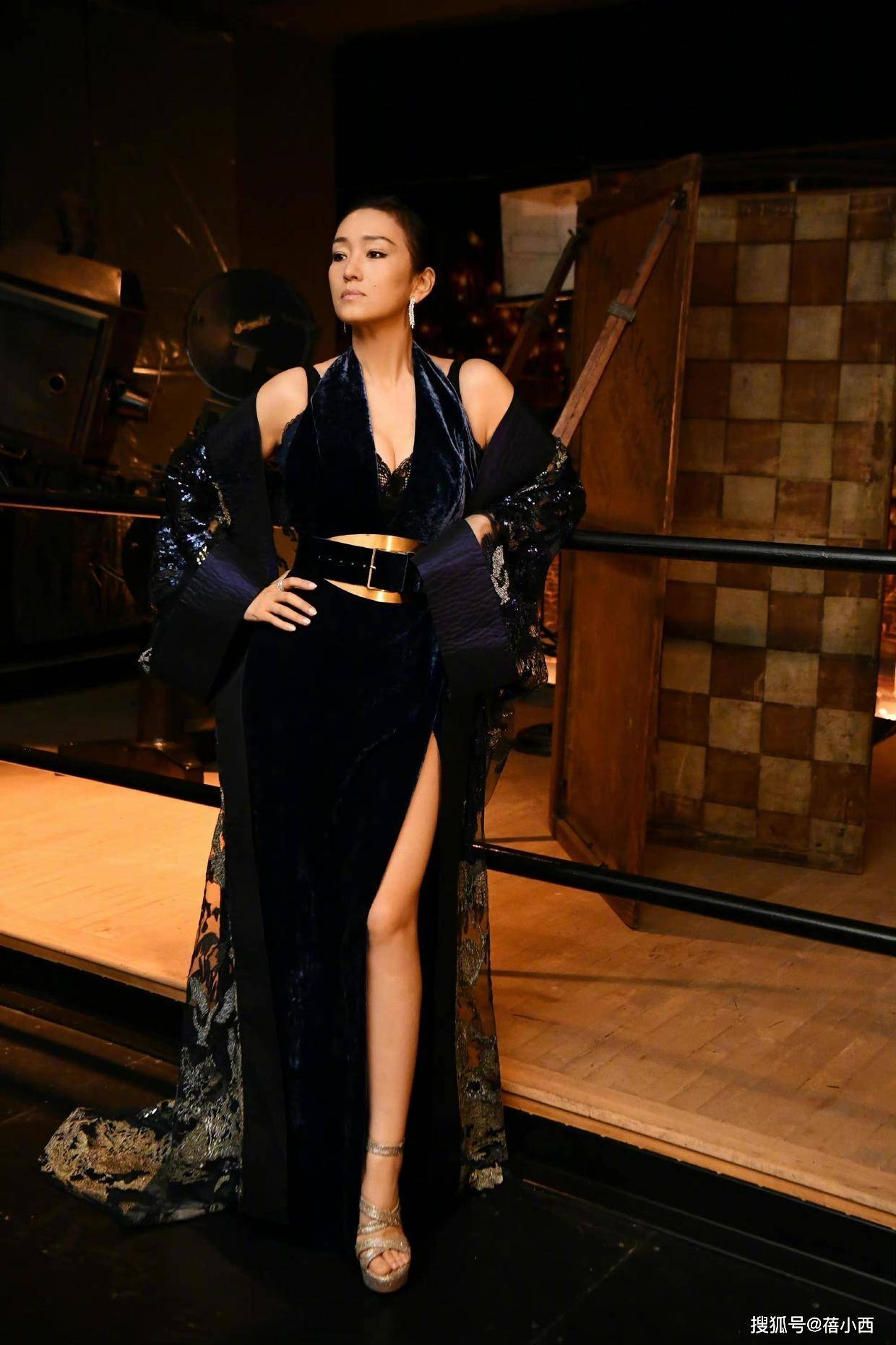 白色露背连衣裙亮相颇有贵夫人的气场开元ky棋牌“巩俐”终于低调一回穿(图8)