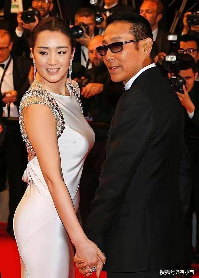 白色露背连衣裙亮相颇有贵夫人的气场开元ky棋牌“巩俐”终于低调一回穿(图10)