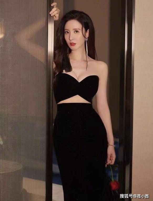 深V裙领口开到腰差点“撑爆”性感迷人开元