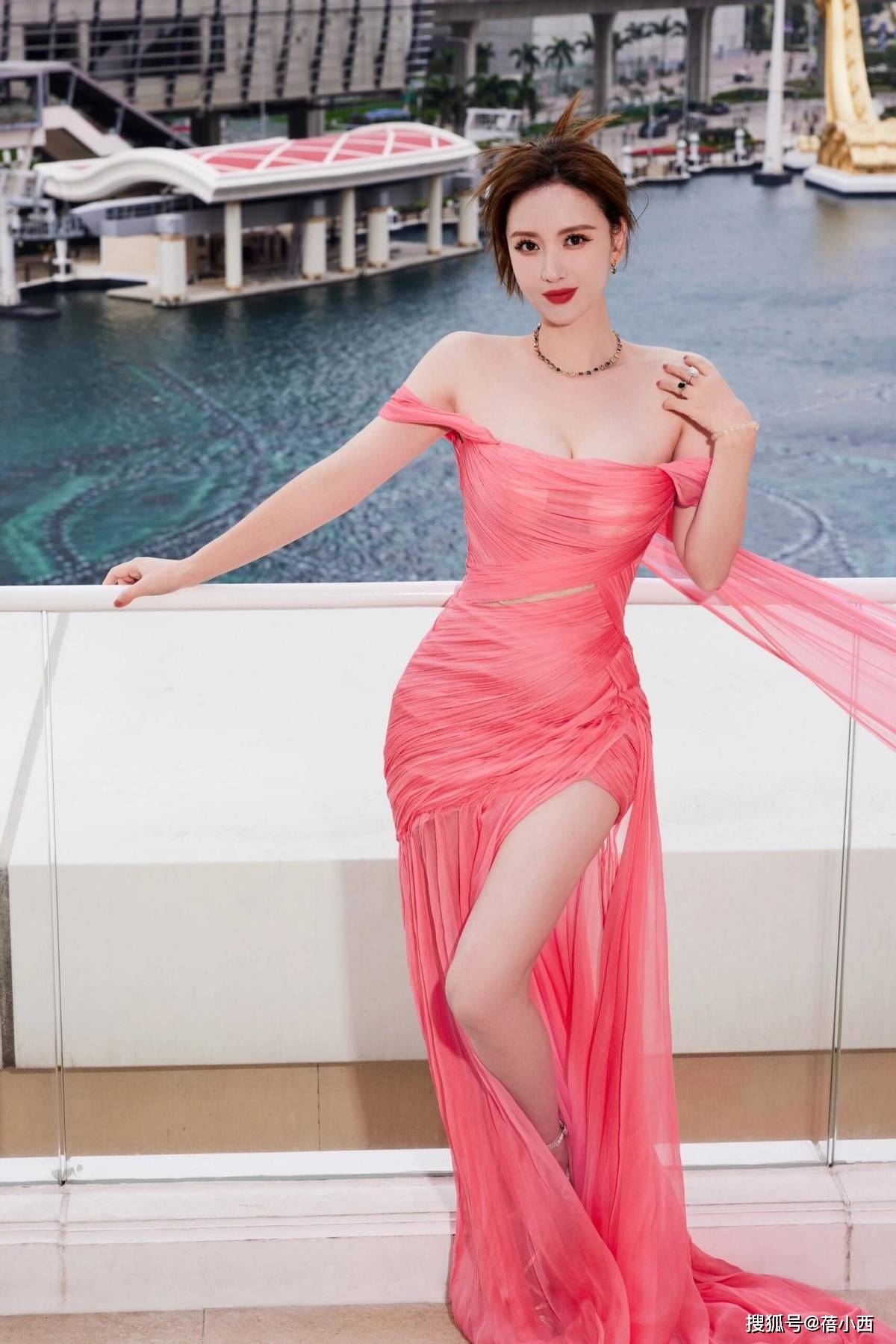 深V裙领口开到腰差点“撑爆”性感迷人开元ky棋牌42岁张萌身材真丰腴！穿(图4)