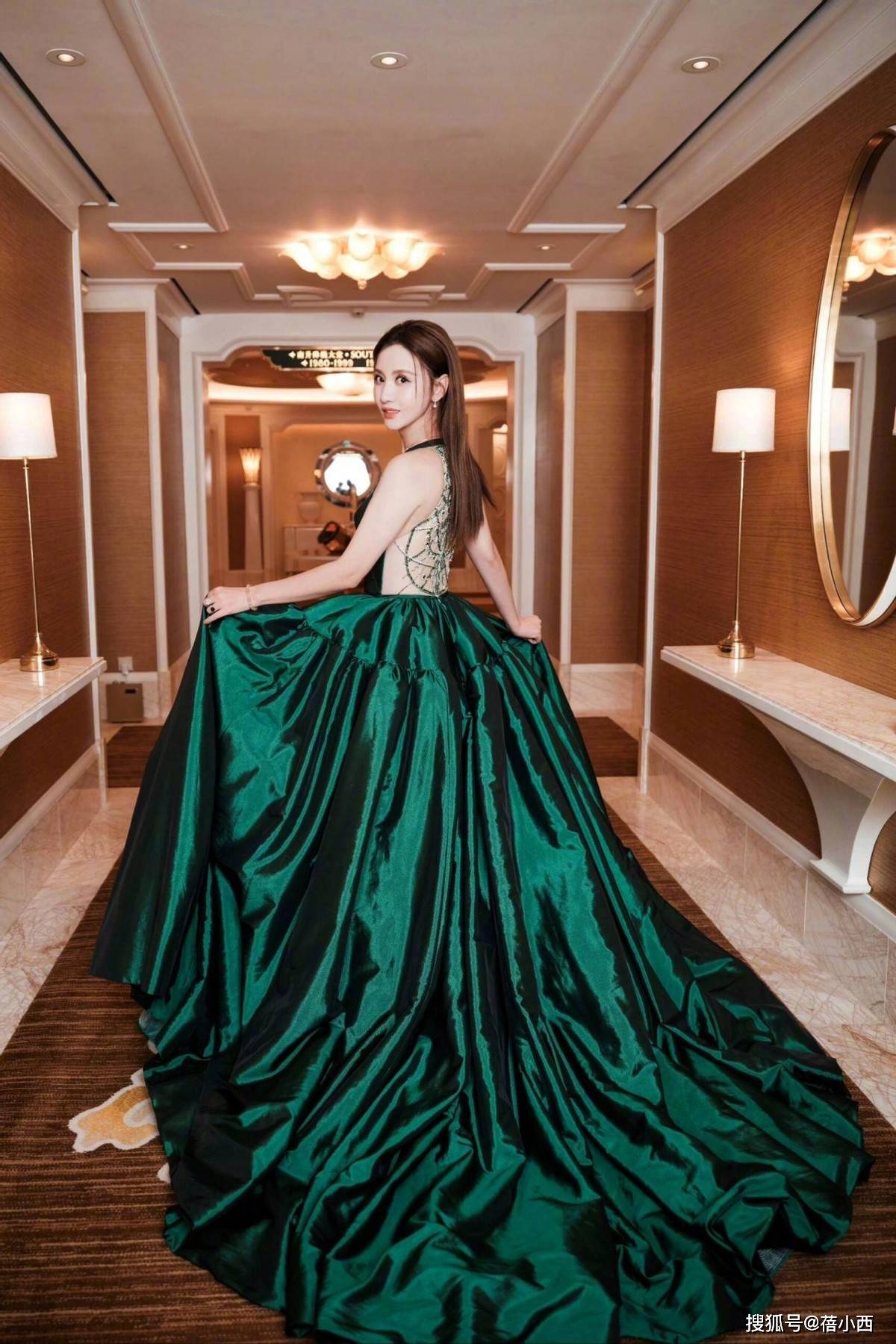 深V裙领口开到腰差点“撑爆”性感迷人开元ky棋牌42岁张萌身材真丰腴！穿(图3)