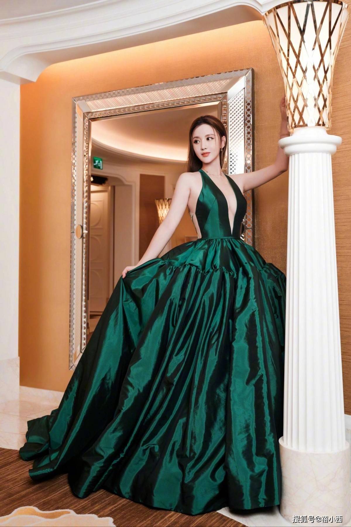 深V裙领口开到腰差点“撑爆”性感迷人开元ky棋牌42岁张萌身材真丰腴！穿(图5)