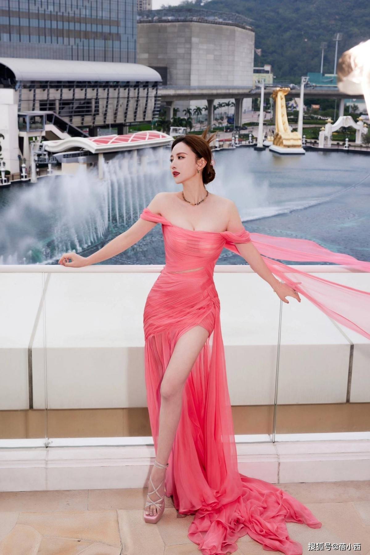 深V裙领口开到腰差点“撑爆”性感迷人开元ky棋牌42岁张萌身材真丰腴！穿(图6)