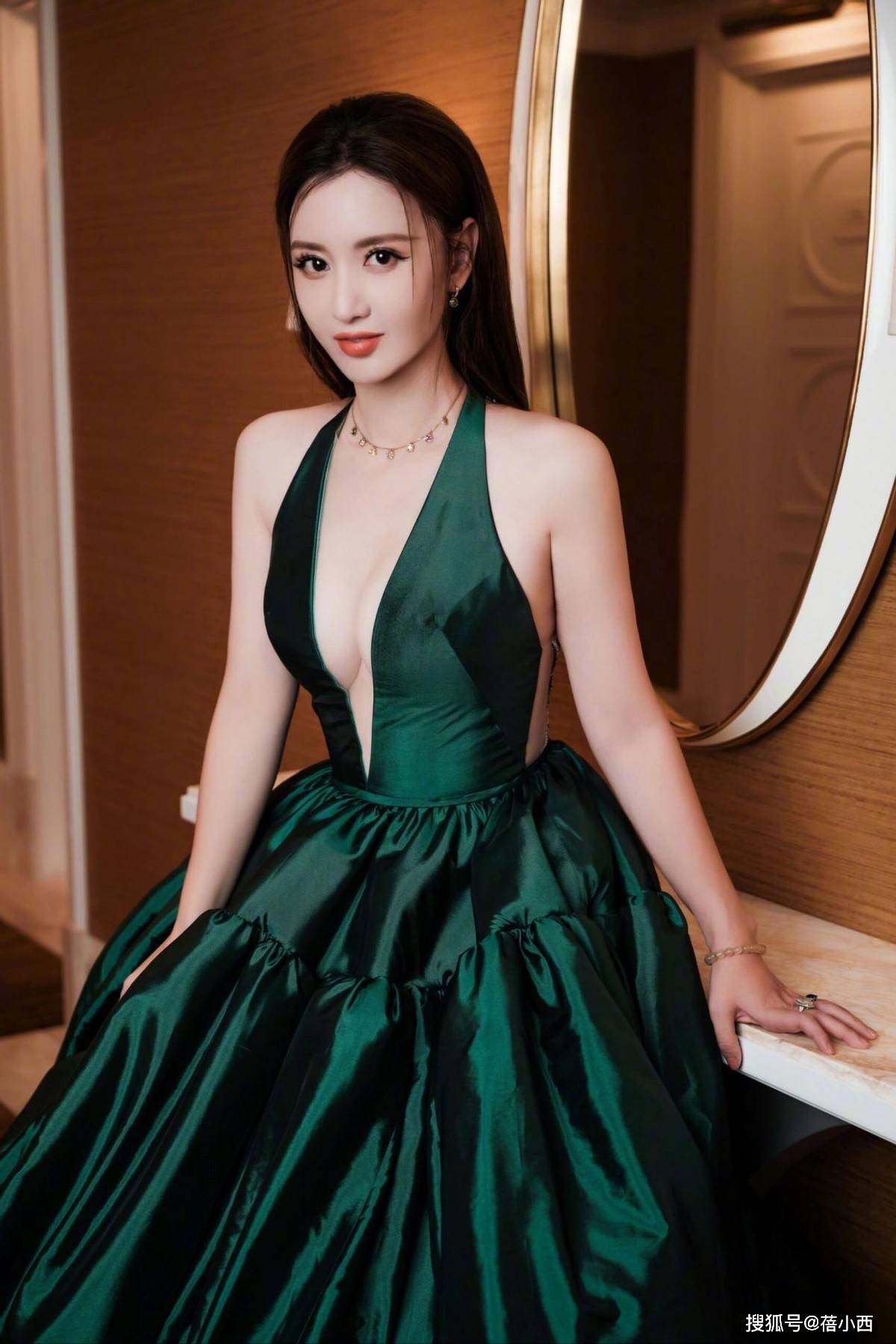 深V裙领口开到腰差点“撑爆”性感迷人开元ky棋牌42岁张萌身材真丰腴！穿(图7)