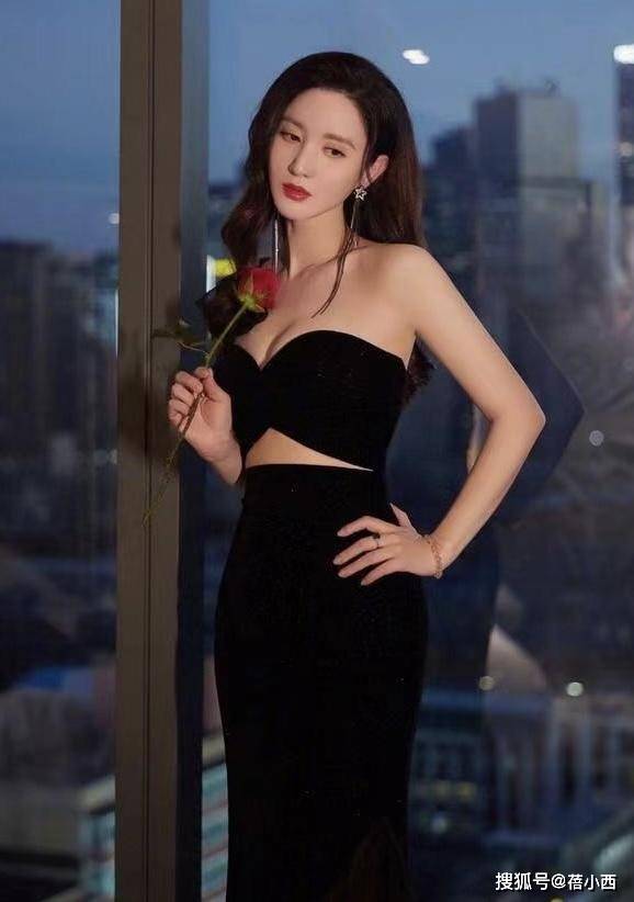 深V裙领口开到腰差点“撑爆”性感迷人开元ky棋牌42岁张萌身材真丰腴！穿(图8)