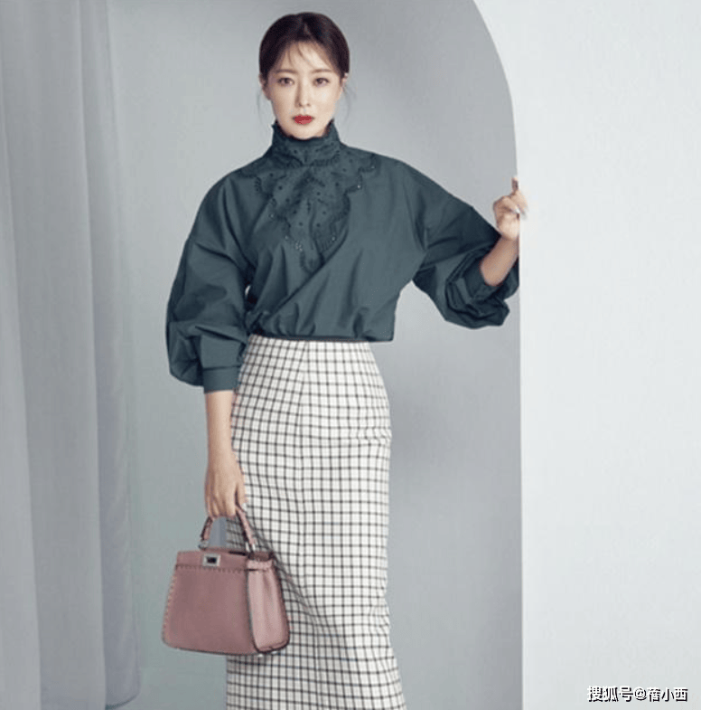 仔裤！金喜善教你这样穿：又美又显贵开元棋牌女人过了40岁请放弃T恤牛(图4)