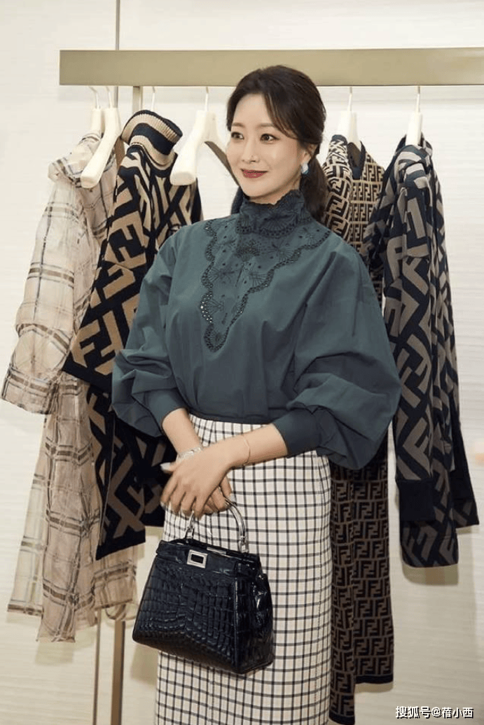 仔裤！金喜善教你这样穿：又美又显贵开元棋牌女人过了40岁请放弃T恤牛(图5)