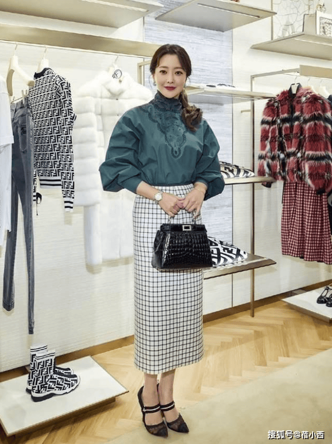 仔裤！金喜善教你这样穿：又美又显贵开元棋牌女人过了40岁请放弃T恤牛(图6)