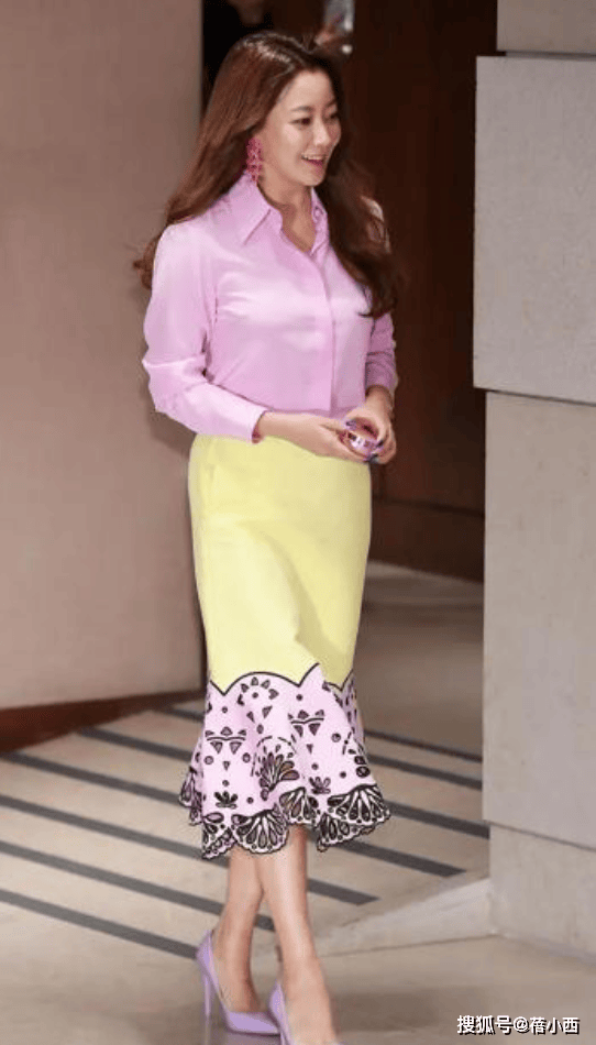 仔裤！金喜善教你这样穿：又美又显贵开元棋牌女人过了40岁请放弃T恤牛(图7)