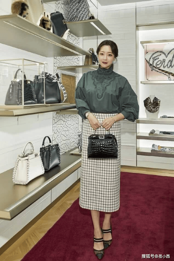 仔裤！金喜善教你这样穿：又美又显贵开元棋牌女人过了40岁请放弃T恤牛(图8)